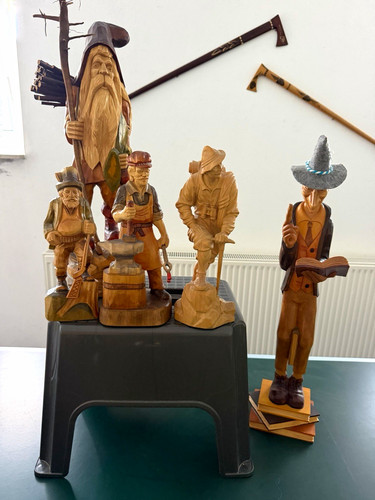 Handgeschnitzte holzfigur - handgeschnitzte,
