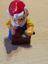 Seltene Ü-Ei-Figur „Maurer Ziegelstein“ – Variante mit rotem Stein & Gussfehler