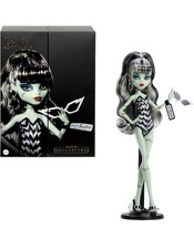 Monster High x Barbie Frankie Stein Skullector Puppe Limited Edition in der Hand