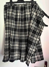 Traditioneller Tartan-Kilt, schwarz-weiß kariert, mit Schnallen und Schal, Wolle