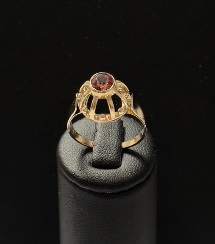 Goldring mit orangefarbigen