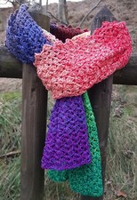 Farbenfrohe Stola, langer Schal gehäkelt, Handarbeit