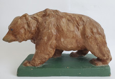 Alte Bärenfigur auf Sockel