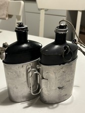 Zwei Schweizer Armee Feldflaschen + Becher | 1940/1966 & 1982/83