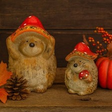 Dekofiguren 2 süße Igel mit Fliegenpilz Hut aus Keramik - Tiere Herbst Winter