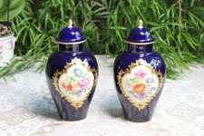 2 Meissen Deckelvasen in Kobaltblau mit Blumenmalerei und Goldapplikationen