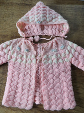 alte Baby-Jacke-Puppe Gr. ca 56/62, gehäkelt Muschelmuster rosa Ausfahrgarnitur