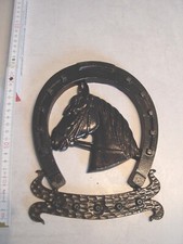 Pferdekopf im Hufeisen, Wandrelief Pferdestall, Gestüt,  Metall-Guss,  1100 gr.