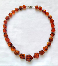 Bernsteinkette aus eckig geschliffenen Bernsteinen mit silberfarbenem Verschluss