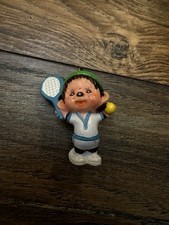 Vintage 1979 Sekiguchi Monchhichi Jungenfigur Tennis Uniform Schläger & Ball