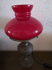 Antike Lampe mit rotem Glasschirm und Zinnfuss