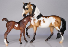Breyer Pferd Traditional Holiday 2024 Modellpferd Freya & Annika Stute & Fohlen