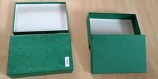 2 Pappschachteln grün, mit Gebrauchsspuren, Außenmaße ca. 23,5x 16 x 6cm