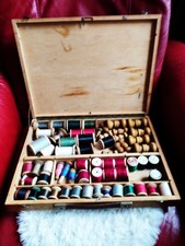 Holzkiste mit Nähgarnspulen, Holzspulen, Spulen alt Dachbodenfund Vintage