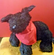 Süße schwarze Hundemutti mit