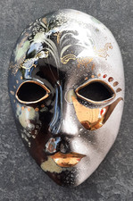 Venezianische Keramikmaske, mehrfarbig mit Aufhängdraht, Handarbeit, 17 cm