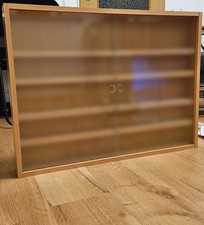Hängevitrine für Modelle, Eiche Dekor, 2 Schiebetüren aus klarem Glas, 80 cm