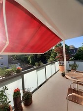 Offene Markise mit Funkmotor