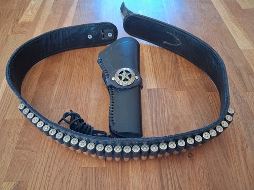 Schwarzer gürtel mit - schwarzer, holster
