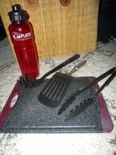 Küchenutensilien Schneidbrett Nudelkelle Pfannenwender Zange Trinkflasche