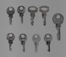 9 KLEINE SCHLÜSSEL ZYLINDER SCHLOSS CHINA KOFFER CASSETTE SPARDOSE VINTAGE