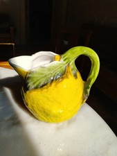 Großer Krug in Zitronenform