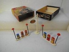 LEGO  231 =  2 x ESSO  Pomp + 1 x ESSO Mast met  ORIGINEEL  DOOSJE - 1:87 -