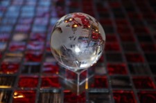 Glas Globus auf Sockel