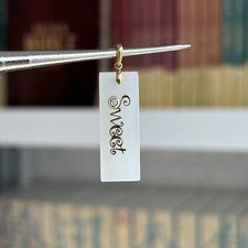 Elegant 18K gold Natural