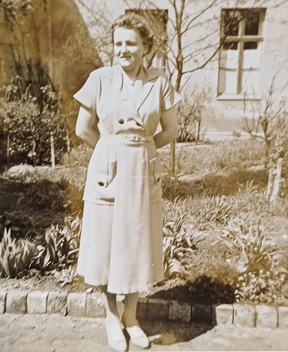 Junge frau steht verlegen - junge, die