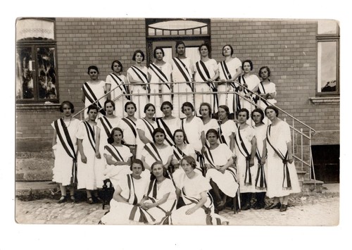Gruppenfoto junge frauen - junge,
