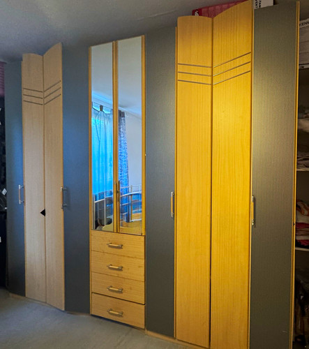 Kleiderschrank beige