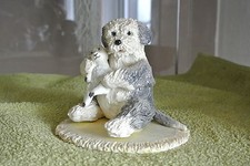 Bearded Collie oder Bobtail Figur mit Lämmchen im Arm