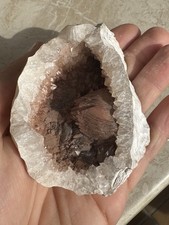 Kleine Quarz-Druse mit rötlicher Kristallkugel – Fund aus dem Fischbachtal