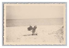 Schönes minimalistisches Foto von Jungen mit Gießkanne & Eimer am Strand 1930er