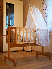 Baby Wiege Stubenwagen Krippe aus Holz mit Baldachim