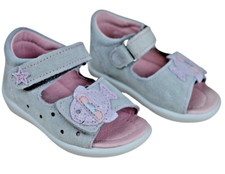 Schöne Kindersandalen von