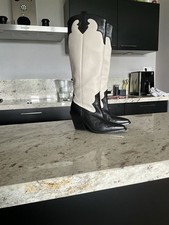 Leder Stiefel v. Bronx, Mya