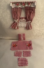 Gardine für das Puppenhaus mit Gardinenkasten , dazu Deko,im Masstab 1:12