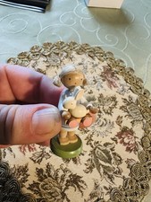 Flade Miniatur Mädchen mit