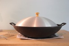 TS Wokpfanne Gusseisen mit Deckel und Temura Rost