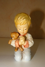 Goebel Figur Junge mit Teddy im Arm, betend und kniend