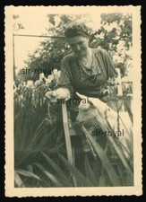 Alte Frau sitzt mit niedlicher Ziege im Garten - Foto 7x10cm