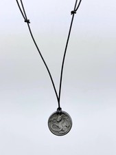 Walisischer Schiefer Drache Anhänger an Lederkette mit Vitrine