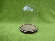 Kleiner Glasdom mit Holzsockel