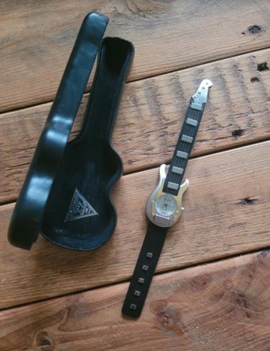 Uhr gitarrenform 2001 design - gitarrenform,