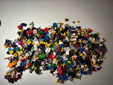 LEGO Minifiguren Konvolut mit Waffen und Zubehör - viel Ninjago und City