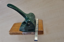 Alter Locher Büro 180 Gusseisen Holzbrett grün lackiert