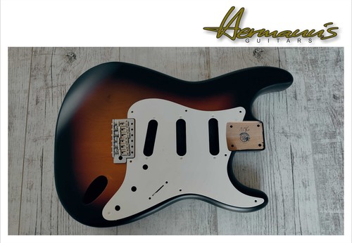Stratocaster loch pickguard - loch,