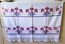 HANDARBEIT, Altes Grobleinen Überhandtuch bestickt und mit Häkelkante